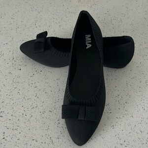Black ballerina flats